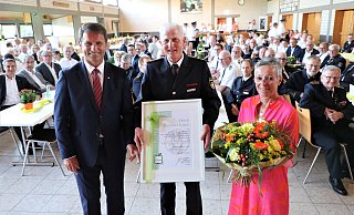 Landrat Michael Stickeln (v. l.), Rudolf und Gabi Lüke nach der Verleihung der Urkunde zum Ehrenkreisbrandmeister. - Simone Flörke