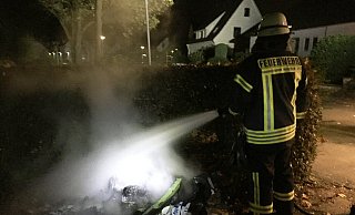 Zweimal musste die Feuerwehr ausrücken. Gegen 1 Uhr brannte ein Laubhaufen, gegen 4 Uhr an der Grundschule eine Mülltonne. - Feuerwehr Werther