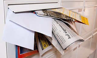 Den Schlüssel für den Briefkasten sollte man einem Nachbarn oder Bekannten geben, bevor es in den Urlaub geht. Denn sonst drohen Mahnungen. - dpa-tmn