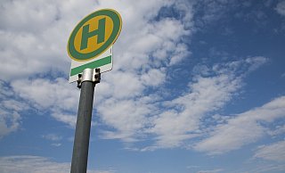 Symbolbild: An der Bushaltestelle Bahnhofsstraße wurde ein 37-Jähriger überfallen. - Pixabay