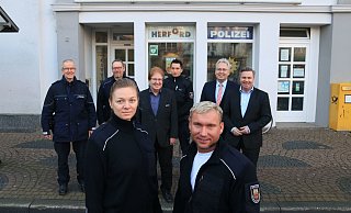 Daniela Braun und ihr Kollege Dennis Kaiser sind neu auf der Citywache. Hinter ihnen stehen Hermann Duhme (v.l) vom Bezirksdienst der Polizei, Marc Echternkamp, Lothar Sobek, Stefan Wolf, Landrat Jürgen Müller und Bürgermeister Tim Kähler. - Jobst Lüdeking