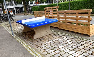 Sport statt Parkplatz: Der Altstädter Kirchplatz wurde zum „erlebnis.raum" gemacht, auf ehemaligen Parkplätzen wurden Tischtennisplatten und Kicker-Tische aufgestellt. - Barbara Franke