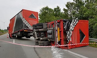 Das Lkw-Gespann blockierte die komplette Fahrbahn der A 44. - Feuerwehr Bad Wünnenberg