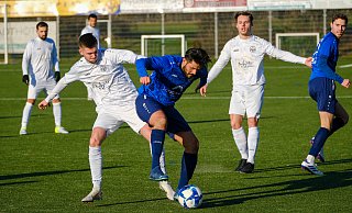 Heepens Mika Klingenberg (l.) und Jöllenbecks Sercan Erülkeroglu kämpfen um den Ball. - Andreas Zobe
