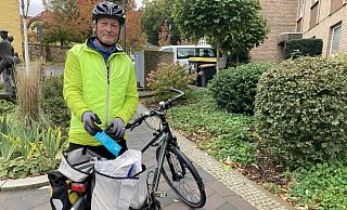 Bestens präpariert für die Umweltmission: Wenn Peter Wiedehöft Müll sieht, wie hier in der Nähe des Lübbecker Burgmanshofes, dann wird das eingesammelt und landet in einer Packtasche, die immer am Fahrrad hängt. - Kirsten Tirre