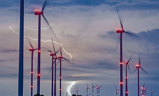 Von insgesamt 743 laufenden Genehmigungsverfahren für Windräder in der Region würden 438 außerhalb der festgelegten Flächen liegen. - dpa