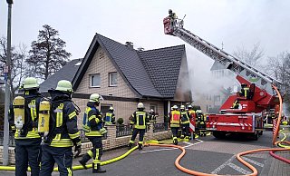 Die starke Rauchentwicklung erschwert die Löscharbeiten an einem Wohnhaus in Sende. - Sigurd Gringel