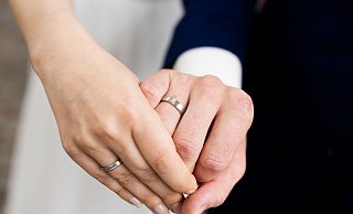 Ein gemeinsamer Doppelname nach der Hochzeit: Ab Mai 2025 soll das möglich sein. - Rolf Vennenbernd/dpa