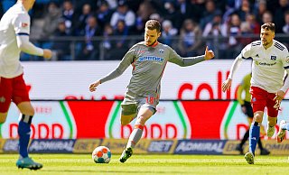 Dennis Srbeny zieht in dieser Szene aus mehr als 40 Metern ab, um für Paderborn das 1:0 in Hamburg zu erzielen. Dieser Treffer des SCP-Stürmers wurde nun fürs Tor des Monats April nominiert. - picture alliance