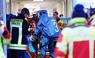 Mehrere Einsatzkräfte der Feuerwehr und Polizei sichern das JWK ab und kontrollieren, ob und wo Chlorgas ausgetreten sein kann. - Alex Lehn