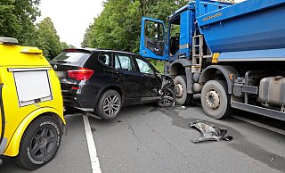 Beim Zusammenstoß auf der Lübbecker Straße wurde der Fahrer des Pkw verletzt. - Frank-Michael Kiel-Steinkamp