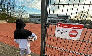 Die Schilder, wie hier am Fußballplatz an der Rosenhöhe, sind nicht zu übersehen. Doch zu oft werden sie ignoriert. - © Andreas Zobe