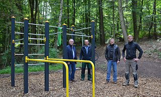 Ortausschussvorsitzender Burkhard Schwiete, Johannes Struck, Hans-Peter Müller und Julian Middeke sind zufrieden mit dem neuen Turngerät am Sportplatz in Lüchtringen. - Nicole Niemann