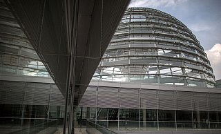 Die Kuppel auf dem ehemaligen Reichstagsgebäude, dem Sitz des Deutschen Bundestags. - picture alliance / dpa