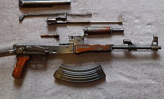 Der Mann wollte offenbar eine AK-47 herausholen, als die Polizei bei ihm erschien. - Symbolbild: Pixabay