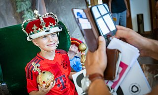Heute ein König, schnell ein Foto: Nicki (9) mit Zepter und Krone beim "Tierischen Verkleidungspaß" im ersten Stock. - Sarah Jonek