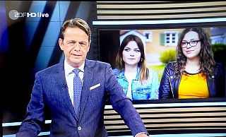 Rudi Cerne stellt in der ZDF-Sendung "Aktenzeichen XY ungelöst" den Bielefelder Fall einer verhinderten Vergewaltigung vor. Linda Cariglia und Karolina Smaga aus dem Kreis Gütersloh stellen in dem vierminütigen Film die Szenen von der Mindener Straße selbst vor der Kamera nach. - Screenshot: ZDF / Aktenzeichen XY ungelöst