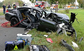 Fahrer und Beifahrer wurden bei dem Verkehrsunfall schwer verletzt, der Beifahrer erlag noch an der Unfallstelle seinen schweren Verletzungen. - Ralph Meyer