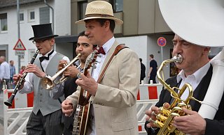 Die Mitglieder von Onkel Wilhelms Jazzkapelle haben in den Vorjahren entlang der Lübbecker Straße für Stimmung gesorgt.  - Christina Nahrwold