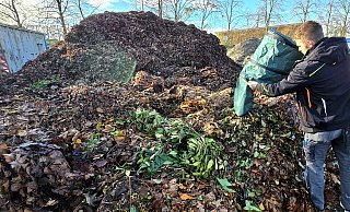 Gut genutzte Aktion der Stadt: An zwei Samstagen im November dürfen Bürger an drei Stellen der Stadt gratis ihr Laub abgeben. - Kurt Ehmke