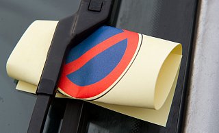 Vermutlich wahllos suchen die Betrüger Adressen aus dem Telefonbuch, um ihre potenziellen Opfer anzuschreiben und ihnen vorzugaukeln, sie müssten ein Bußgeld für falsches Parken an die Stadt Bünde bezahlen. Die Masche ist in den vergangenen Tagen in vielen Kommunen aufgefallen. - dpa