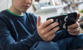 Vorsicht, Gefahr im Chat: Falsche Online-«Freunde» üben digitale Gewalt aus und manipulieren Kinder und Jugendliche - mit fatalen Folgen. - Christin Klose/dpa-tmn