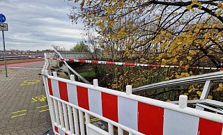 An der Stelle durchbrach der Honda das Geländer und fiel rund 15 Meter in die Tiefe. - Ilja Regier