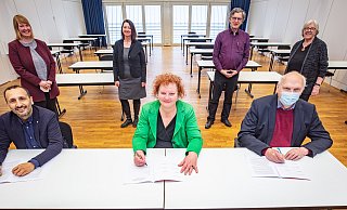 Die Spitzen von Rot-Grün-Rot unterzeichneten Anfang 2021 den Koalitionsvertrag. Wiebke Esdar (SPD, v.l.), Riza Öztürk (SPD), Daniela Kluge (Grüne), Christina Osei (Grüne), Florian Straetmanns (Linke), Bernd Vollmer (Linke) und Brigitte Stelze (Linke). - Mike-Dennis Müller / www.mdm.ph