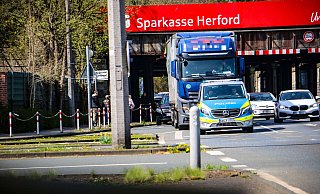 Geschafft: Der 40-Tonner ist - dank Hilfe der Herforder Polizei - wieder frei. Per Streifenwagen-Eskorte geht es im Anschluss zu einem nahegelegenen Parkplatz, um die Reifen wieder mit Luft zu füllen. - Daniel Salmon Geschafft: Der 40-Tonner ist - dank Hilfe der Herforder Polizei - wieder frei. Per Streifenwagen-Eskorte geht es im Anschluss zu einem nahegelegenen Parkplatz, um die Reifen wieder mit Luft zu füllen. - Daniel Salmon