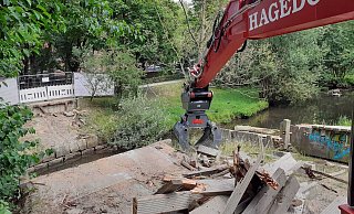 Im Handumdrehen war die Brücke im Gütersloher Webereipark zerlegt. - Ludger Osterkamp