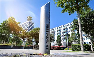 Den einzigen Trinkwasserbrunnen gibt es auf dem Kesselbrink. Was bei der Hitze außer Wasser noch gut tut, weiß eine Bielefelder Ernährungsexpertin. - BARBARA FRANKE