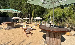 Strandatmosphäre: Und mit etwas Phantasie wird die Vegetation im Hintergrund zum Regenwald. - COBUS ConCept