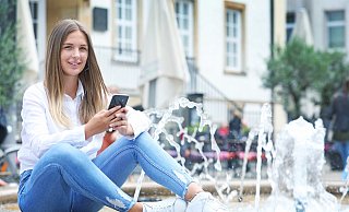 Täglich posten, möglichst authentisch sein: Laura Schwarzer (21), hier ganz entspannt am Alten Markt, ist erfolgreich auf Instagram und verrät, wie sie ihre recht große Fangemeinde in den Bann zieht. - Sarah Jonek