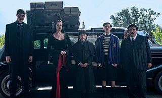 Aus der ersten Folge der zweiten "Wednesday"-Staffel bei Netflix: Joonas Suotamo als Lurch (v. l.), Catherine Zeta-Jones als Morticia Addams, Jenna Ortega als Wednesday, Isaac Ordonez als Pugsley Addams, das eiskalte Händchen sowie Luis Guzmán als Gomez Addams. - Helen Sloan/Netflix © 2025