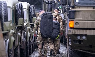 Britische Soldaten auf dem Gelände einer Bundeswehrkaserne bei Paderborn. Die Briten machen im Rahmen der Übung Brilliant Jump als Teil der Großübung Steadfast Defender 24 in Ostwestfalen für eine Nacht Station. - David Inderlied/dpa