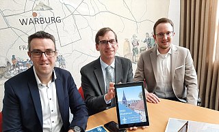 Beigeordneter und Kämmerer Andreas Niggemeyer (v. l.), Bürgermeister Tobias Scherf und Kämmerei-Mitarbeiter Andreas Fornefeld. Der Etat 2025 soll im Rat im Februar verabschiedet werden. - Dieter Scholz