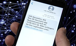 Mit so einer Kurznachricht lockten die Täter die Bielefelderin aufs Glatteis. Wegen des Wechsels ihrer Bank hatte sie auch mit Änderungen der App gerechnet. - Jörg Dieckmann