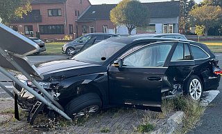 Endposition des verunfallten Skodas, nach der Kollision im Kreuzungsbereich mit einem anderen Pkw. - Polizei Minden-Lübbecke