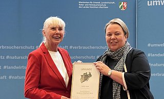 Gudrun Lumpp (l.) mit Umweltministerin Ursula Heinen-Esser bei der Preisverleihung. - Umweltministerium NRW