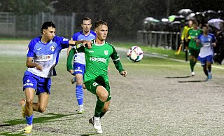 Die Herforder machten es dem SV Rödinghausen nicht leicht, hier packt David Pabon (l.) gegen Marco Hober zu. - Jürgen Krüger