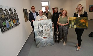 Jürgen Meier (v. l.), Horst Krause, Wolfgang Brenner, Dagmar Venus, Alexandra Sucrow und Anja Jürgens stehen in der Begleitausstellung zu den Offenen Ateliers. Sie wird am Freitag eröffnet. - Mareike Gröneweg