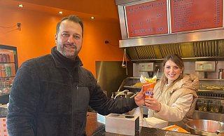 Übernehmen den Frizz-Imbiss mit den typischen niederländischen Pommes: Murat Ünlü und seine Ehefrau Zülal. - Jobst Lüdeking