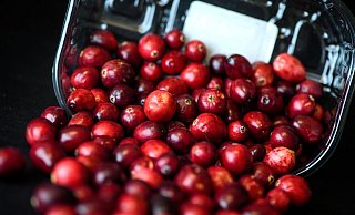 Kugelrund und leuchtend rot: Cranberrys haben aktuell Saison. - Sina Schuldt/dpa-tmn