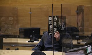 Der Angeklagte Sergej F. verdeckte zum Prozessauftakt am 6. Oktober sein Gesicht mit einem Ordner, als er den Sitzungssaal I am Bielefelder Landgericht betrat. - Patrick Schwemling