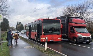 Ein Lastwagen überholt den Schulbus: Solche Situationen erleben die Schulkinder und ihre Eltern täglich. - Stadt Herford