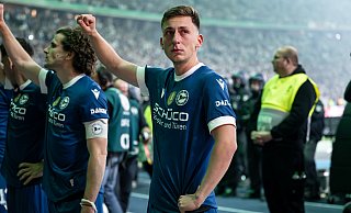 Mit Tränen in den Augen: Marius Wörl nach dem Spiel in der Kurve vor den Arminia-Fans. - Teresa Kroeger/RHR-FOTO