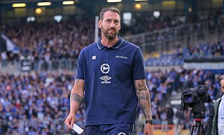 Arminia-Trainer Mitch Kniat hat mittlerweile auch den kritischen Teil des Bielefelder Publikums überzeugt. - Teresa Kroeger Arminia-Trainer Mitch Kniat hat mittlerweile auch den kritischen Teil des Bielefelder Publikums überzeugt. - Teresa Kroeger