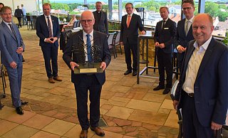Hubertus Beringmeier (Mitte) wird von der Mittelstands- und Wirtschaftsunion im Kreis Paderborn um den Vorsitzenden Ulrich Lange (2. v. l.) mit dem Pader-Pfau ausgezeichnet. - MIT im Kreis Paderborn