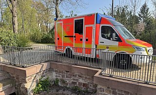 Der Mann fiel in den vor kurzem erst eingezäunten geöffneten Bachlauf in Höxter. - Feuerwehr Höxter
