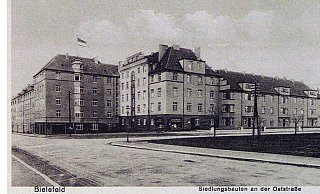 Postkartenansicht: Entlang der Oststraße entstanden die Siedlungsbauten, wie später auch an der Weddigenstraße und an der Oldentruper Straße - hier Anfang der 30er Jahre zu sehen. - STADTARCHIV